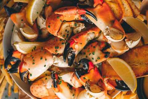 Steamed Stone Crab Claws with Garlic Butter
