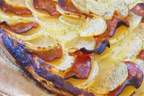 Comment préparer une tarte fine aux pommes de terre, chorizo et parmesan