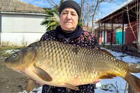 SNOWY RELAXING VILLAGE! GRANDMA COOKING HUGE FISH AND HUGE COW LEGS